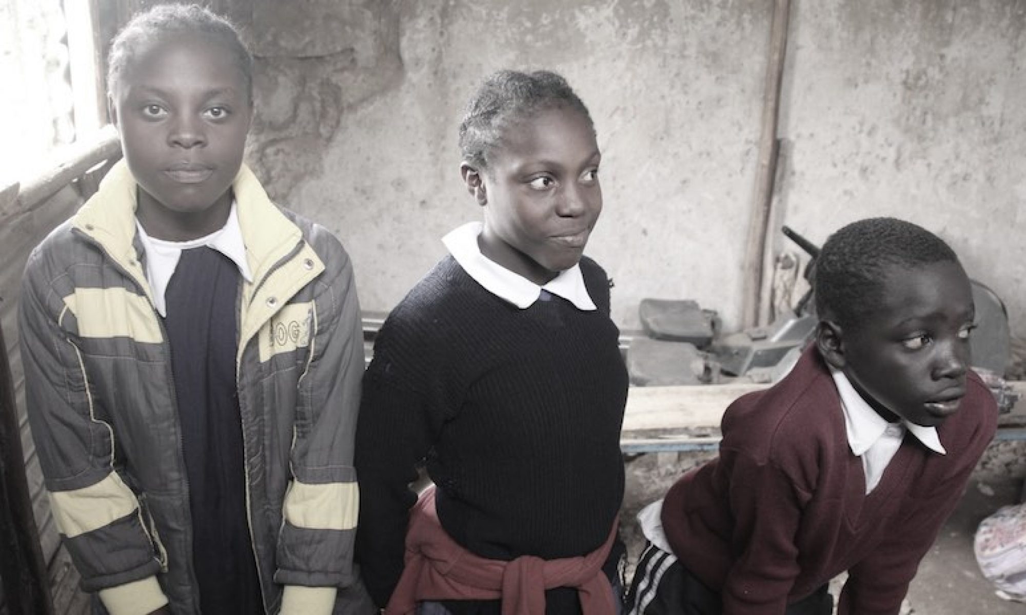 Kinder in einer einfachen Schule im Slum Korogocho in Nairobi (der Hauptstadt Kenias) | Foto © Tom Rübenach
