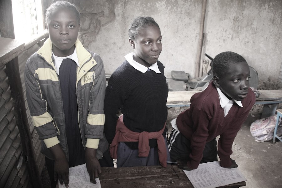 Schülerinnen in einer bhelfsmäßigen Schule im Korogocho-Slum in Nairobi © Tom Rübenach