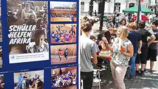 Großes Engagement am "Afrika-Tag" in Siegburg im Juli. Unter dem Motto "Schüler helfen Schülern" kamen mehr als 15.000 Euro zusammen. Foto: Tom Rübenach