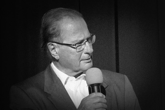 Klaus Kinkel in Siegburg 2018 mit Mikrofon, Foto schwarz-weiß © Tom Rübenach