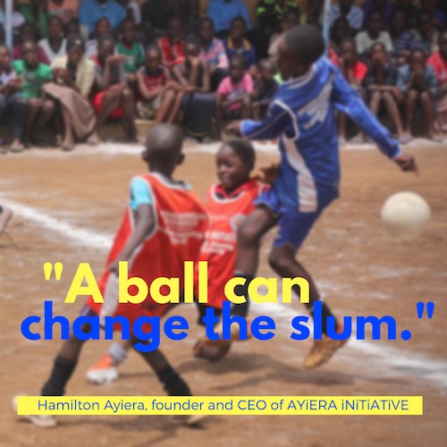 Ein Ball kann den Slum verändern - das steht auf einem Bild Fußball spielender Kinder in englischer Sprache. © Tom Rübenach