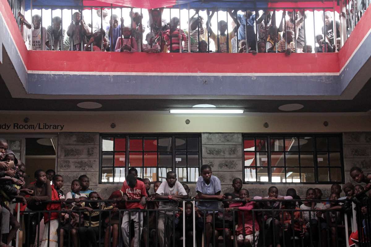 Das Ayiera Community Centre von innen, mit vielen Jugendlichen. © Tom Rübenach