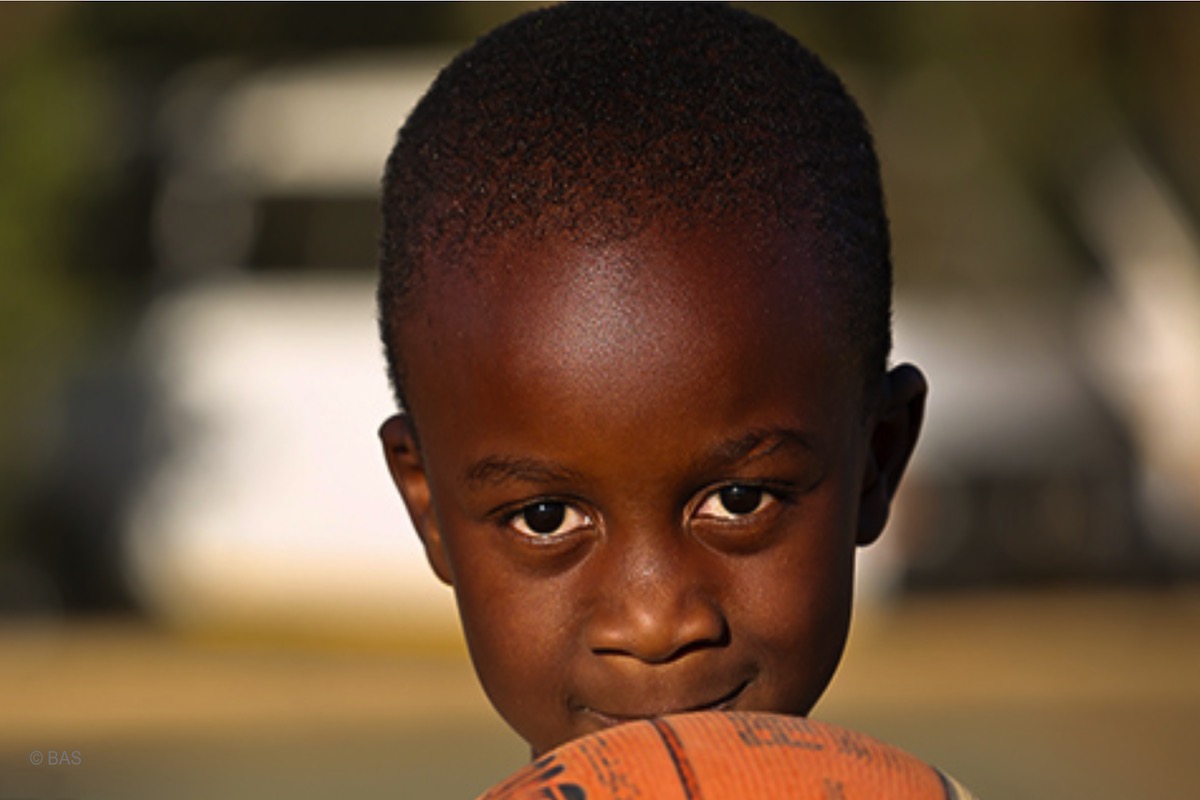 Ein Junge mit einem Basketball von der Stiftung BAS in Namibia © BAS