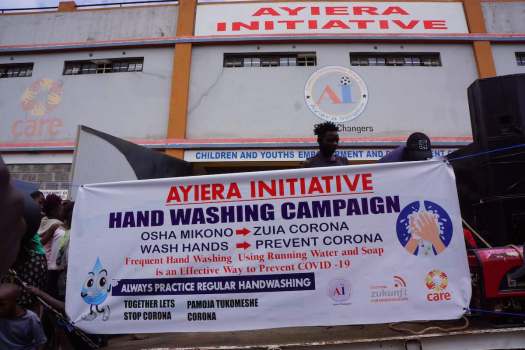 Vor dem Ayiera-Zentrum ging die Fahrt mit dem Transporter los zu bestimmten Stellen im Slum. Photo © Lucas Oduor