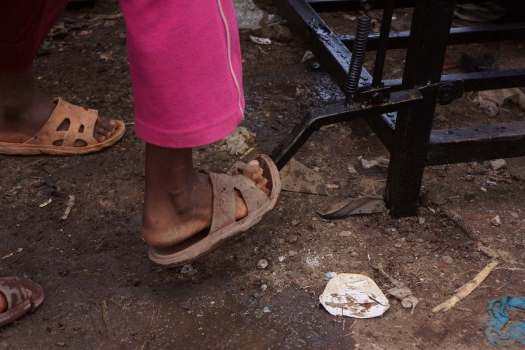 Mit Hilfe eines Pedals kommt das Wasser aus den riesigen Kanistern. Photo © Lucas Oduor