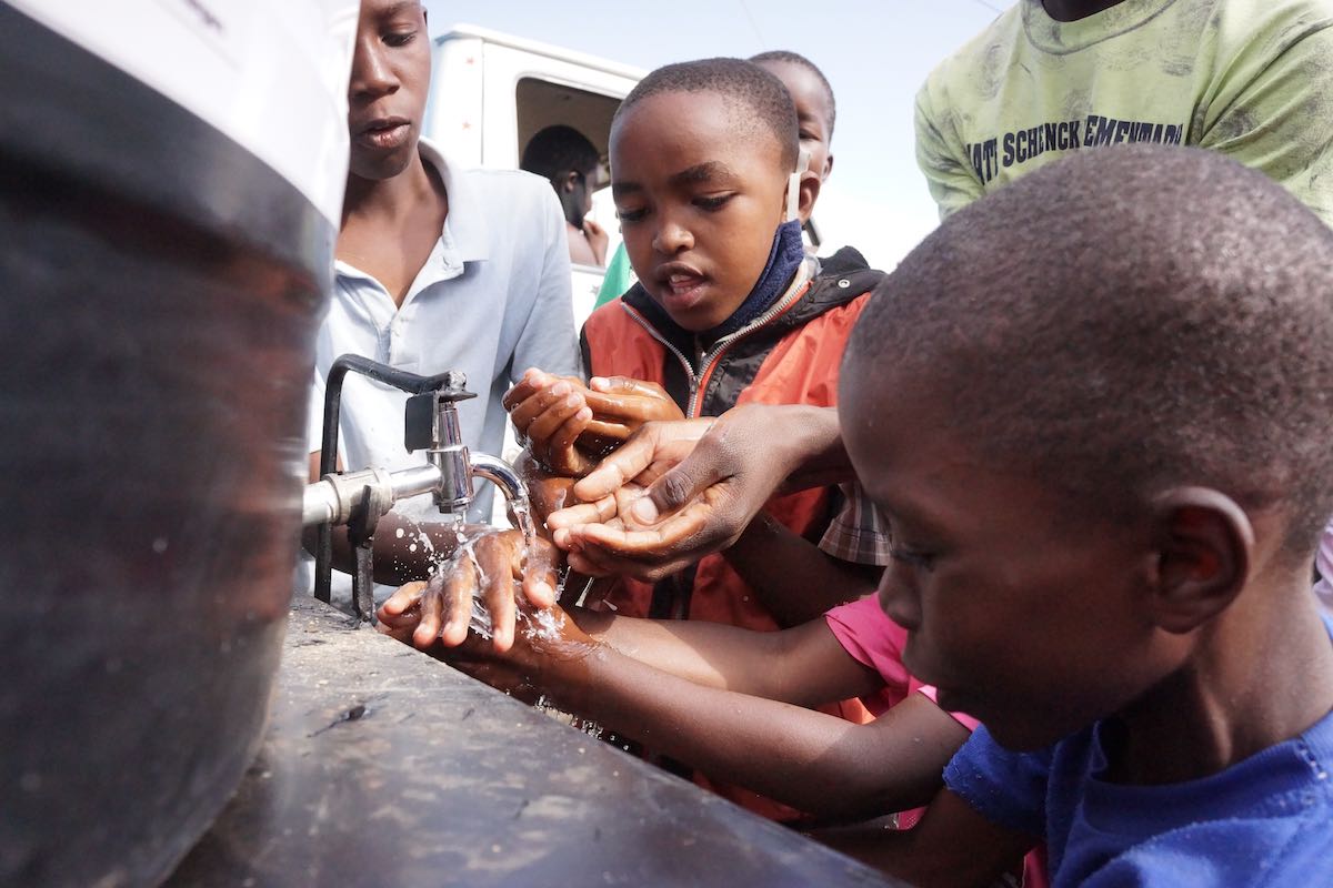 Kinder im Korogocho von Nairobi beim Händewaschen. | Photo © Lucas Oduor