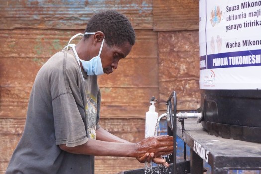 Am besten wäscht man sich alleine die Händer. Photo © Lucas Oduor