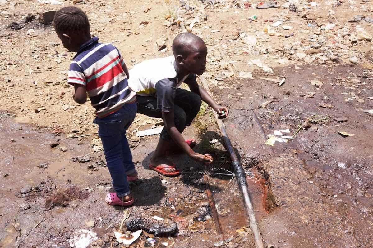 Jeder Tropfen Wasser wird gebraucht, auch wenn er aus einem Leck kommt. Photo © Lucas Oduor