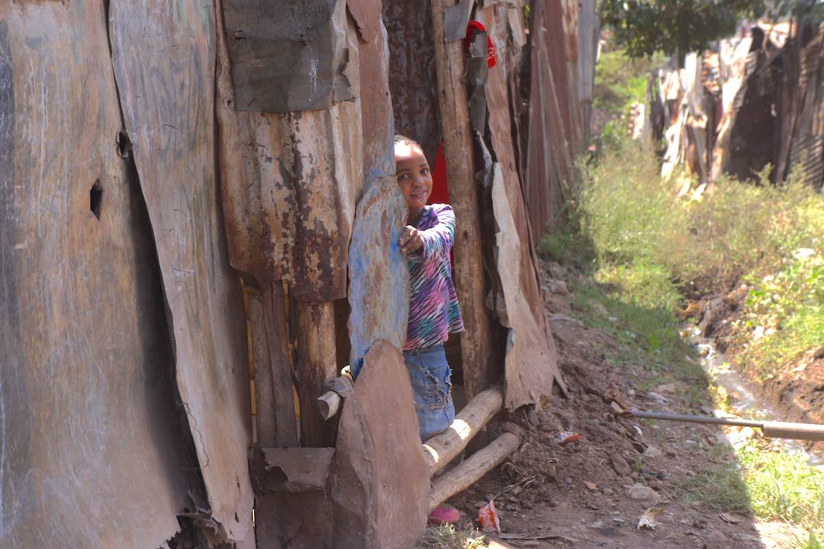 Zuhause bleiben und hoffen, dass das Virus nicht kommt. Photo © Lucas Oduor