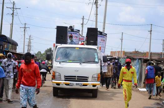 Mit Unterstützung durch die Polizei und von Jugendlichen bahnte sich der Wagen den Weg. Photo © Lucas Oduor
