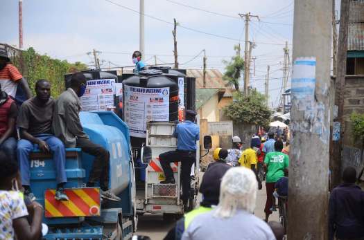 Maßarbeit ist nötig bei der Fahrt durch den dicht besiedelten Slum mit seinen kleinen Straßen. Photo © Lucas Oduor