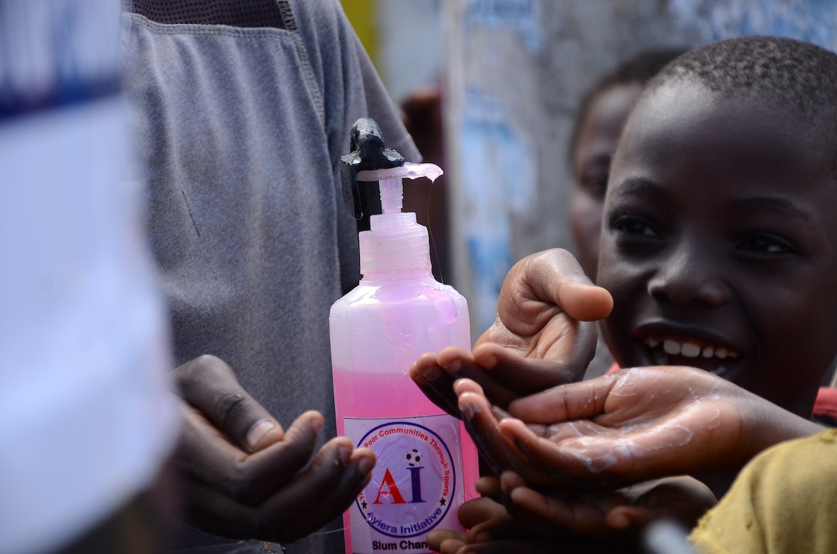 Erwarungsvoll und geduldig: Warten auf Wasser und Seife. Photo © Lucas Oduor