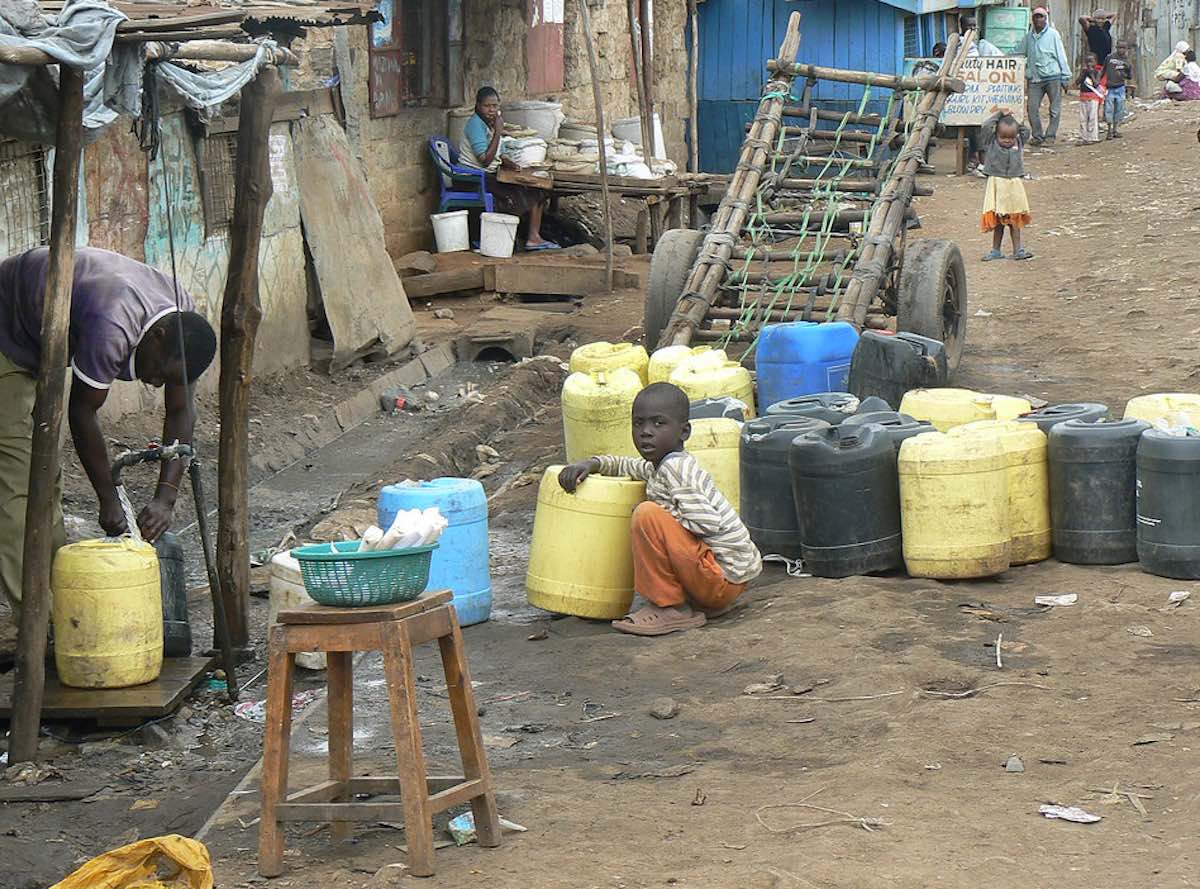 In einem Hinterhof im Slum. Photo © Lucas Oduor