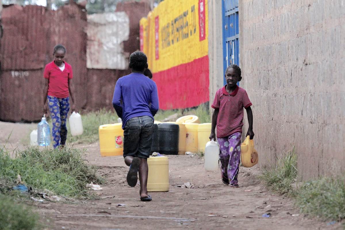 Begegnung im Slum Korogocho: Wasser schleppen für die Hygiene. Photo © Lucas Oduor