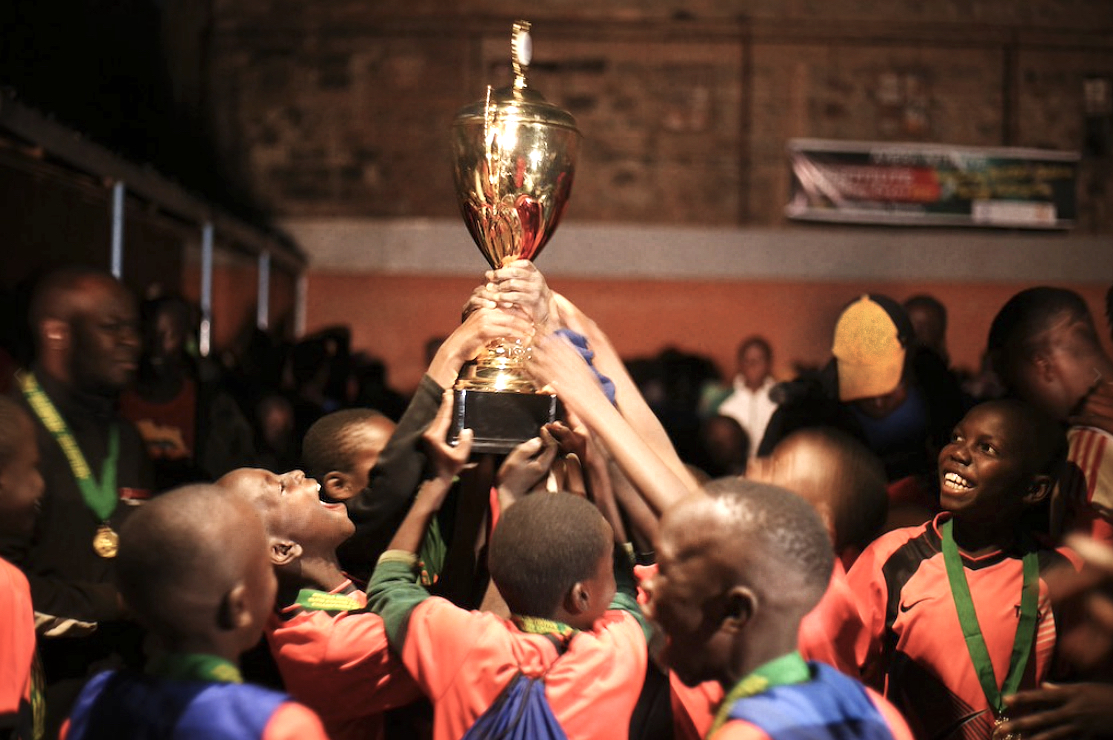 Großer Pokalsieg beim Slum-Footie der Ayiera-Initiative im Slum Korogocho. | Foto © Ayiera-InitiativeGroßer Pokalsieg beim Slum-Footie der Ayiera-Initiative im Slum Korogocho. | Foto © Ayiera-Initiative